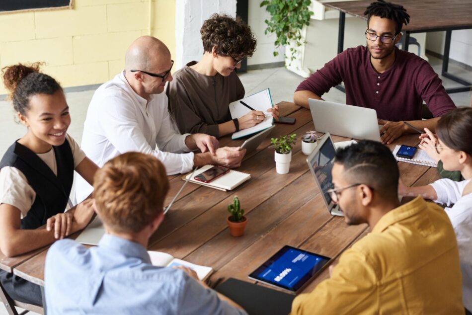 Small vs. Big Agencies: Who Performs Better in Today’s Fast-Moving Market?